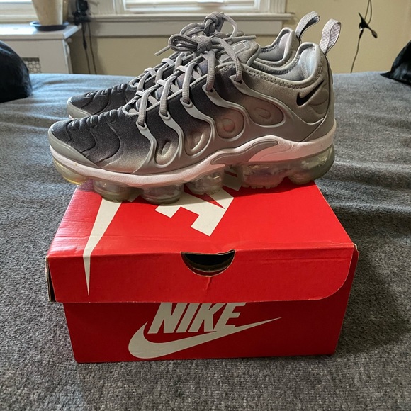 NIKE AIR VAPORMAX PLUS - Picture 3 of 4